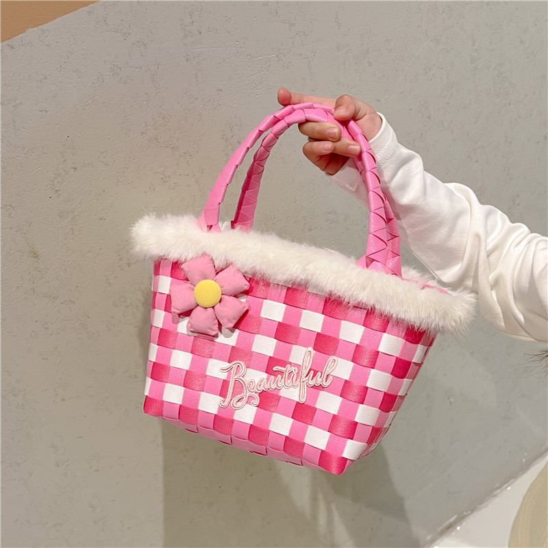 Woven basket handbag, straw woven checkered, fluffy children and girls pose, vegetable basket, snack bag, hand-held bag full figure