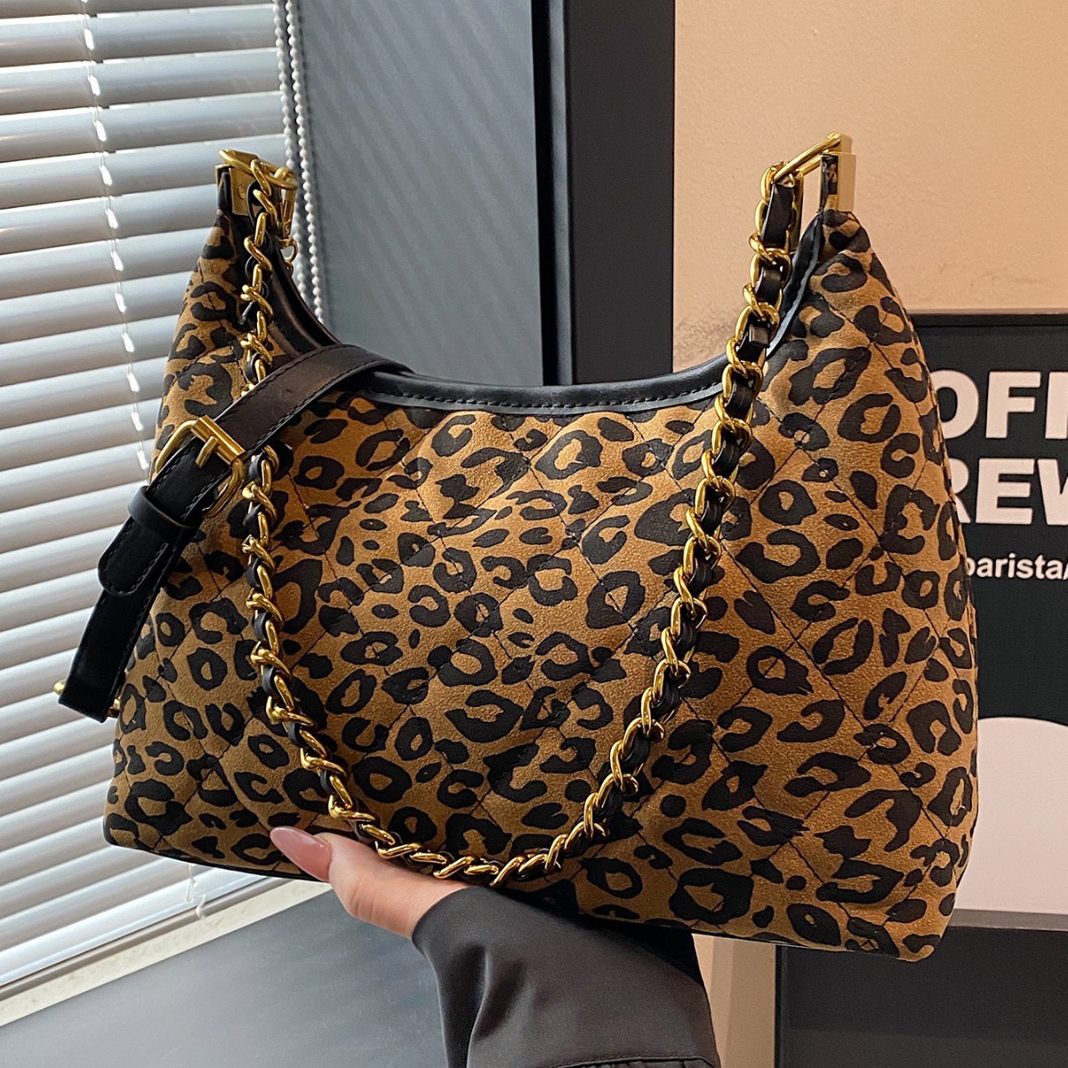 Korean retro leopard print single-shoulder bag for women 2024 trendy new style, versatile and fashionable tote bag, casual color-blocking crossbody bag full figure