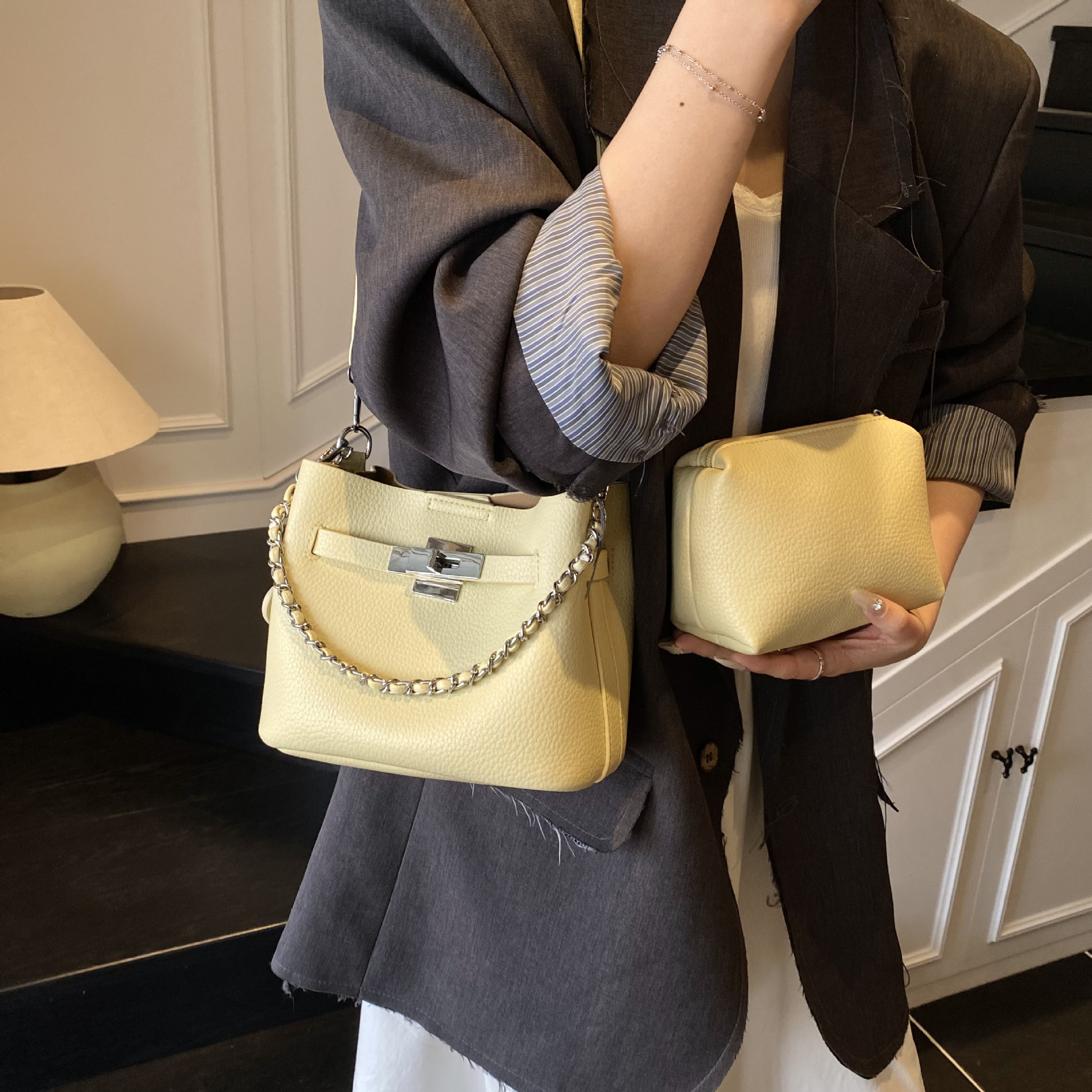 High-end lychee pattern fashionable hand-held bucket bag 2025 Spring new style simple single-shoulder bag trendy casual crossbody bag Application Scenario