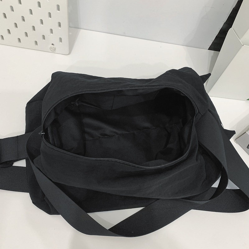 Sports and fitness bags, swimming training bags, men's short travel bags, women's yoga bags, lightweight crossbody bags, hand-held luggage bags Application Scenario