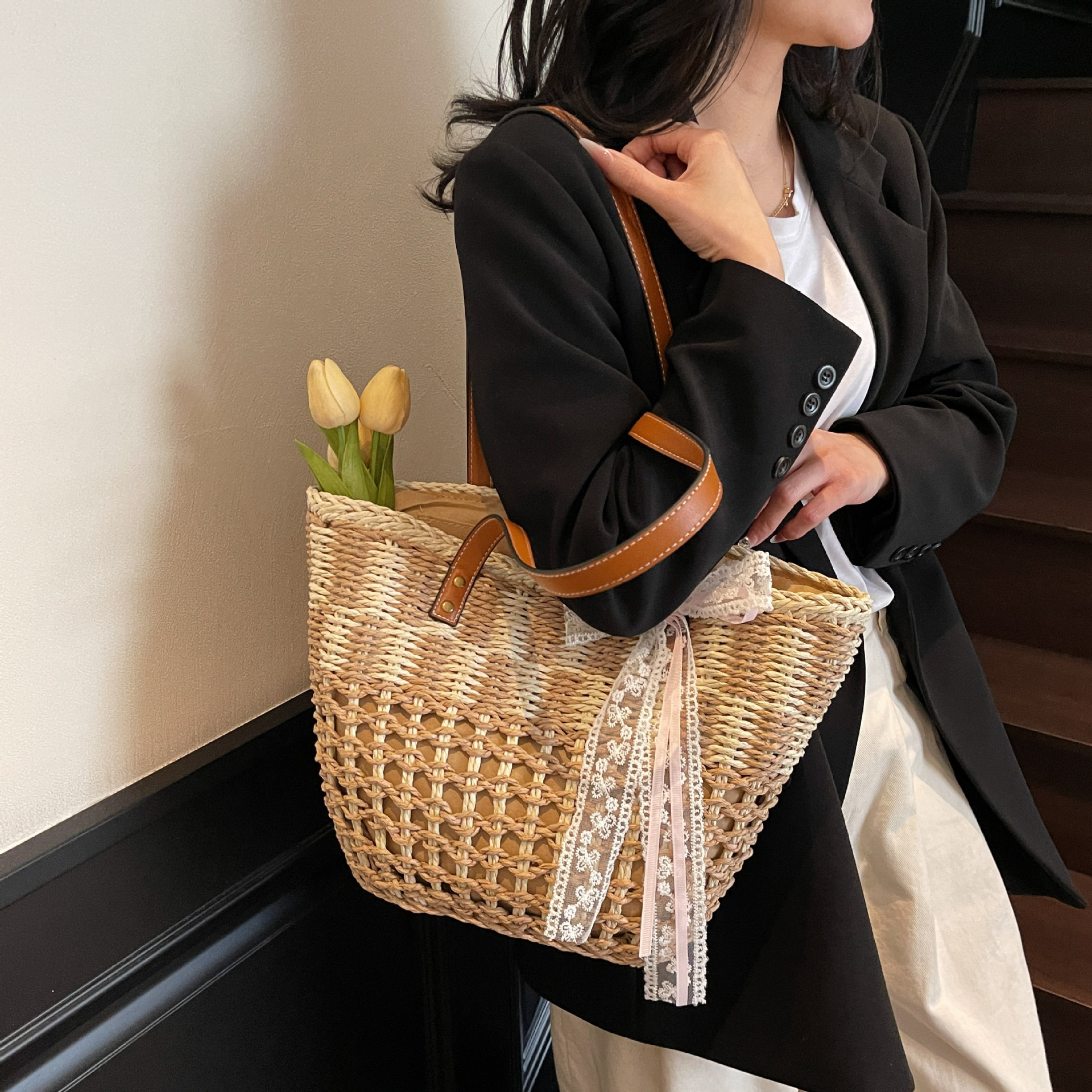 Korean-style versatile large-capacity hollowed-out straw woven bag, women's beach woven bag, casual vegetable basket bag, hand-held straw woven bag Application Scenario