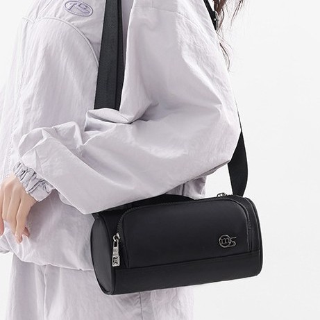 This is a new design for women's bags in autumn. The waist bag is simple and solid in color, cylindrical. It's a trendy, cute and fashionable single-shoulder crossbody bag for little girls Specification drawing