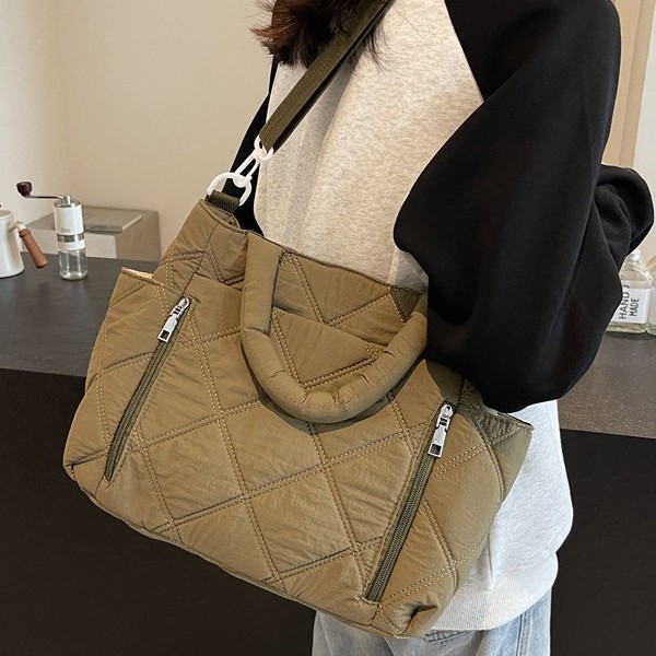 New autumn and winter women's tote bag crossbody bag, large capacity, lightweight tote bag, versatile, retro diamond-patterned single-shoulder bag full figure