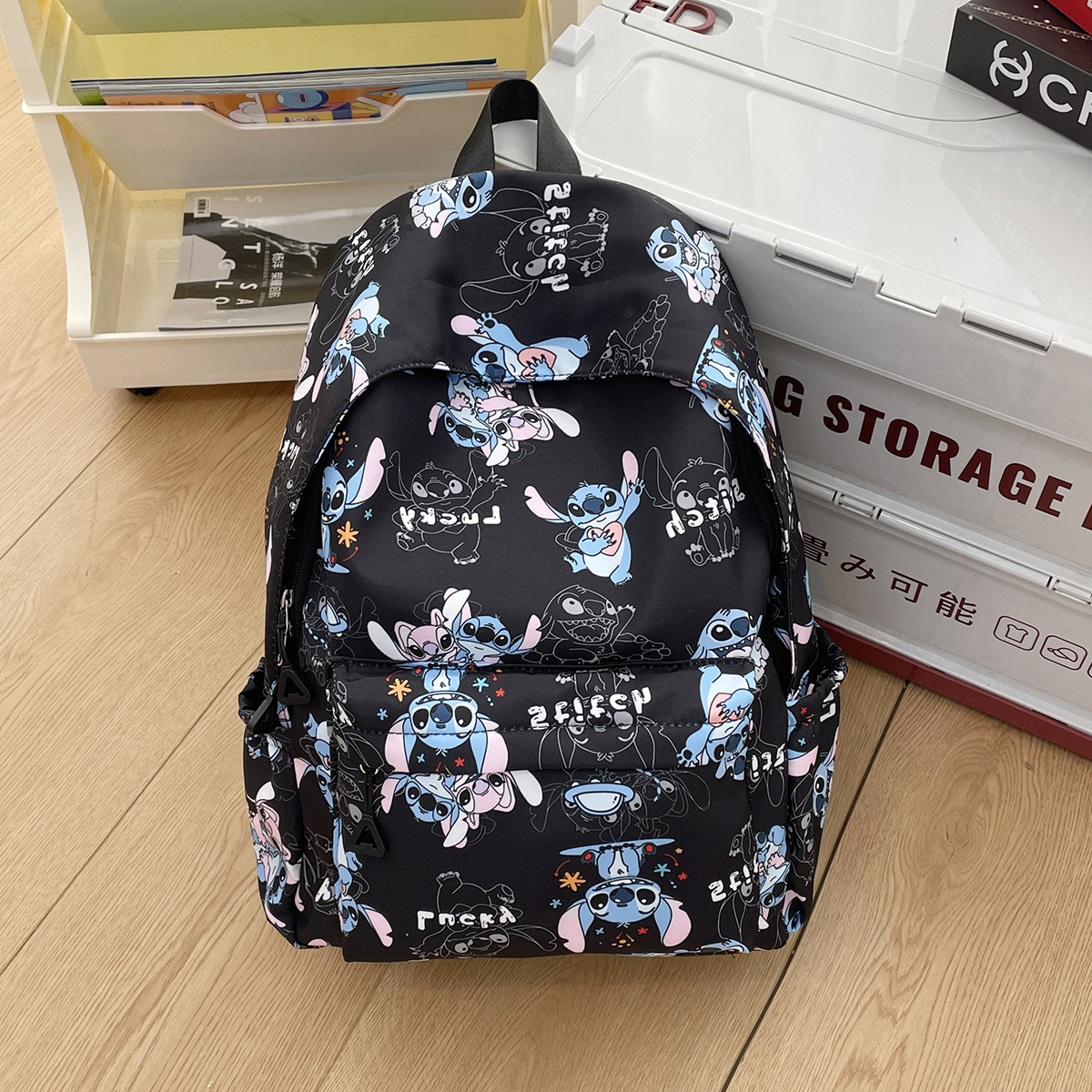 Cute printed student schoolbag, versatile large-capacity lightweight backpack for junior high school students, graffiti backpack for senior high school students Application Scenario