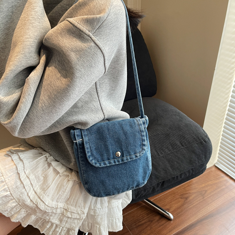 A new fashionable single-shoulder crossbody bag with a casual touch for women in summer, made of denim fabric Application Scenario