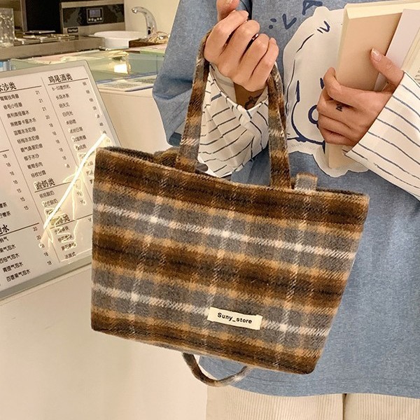 Woolen checkered large bag for women, a new and fashionable 2024 college student class bag, a popular commuting underarm bag for autumn and winter details Picture