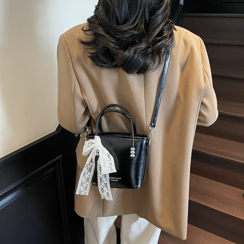 Simple and fashionable hand-held bucket bag for women, 2025 new retro high-end texture single-shoulder bag, trendy solid color crossbody bag Application Scenario