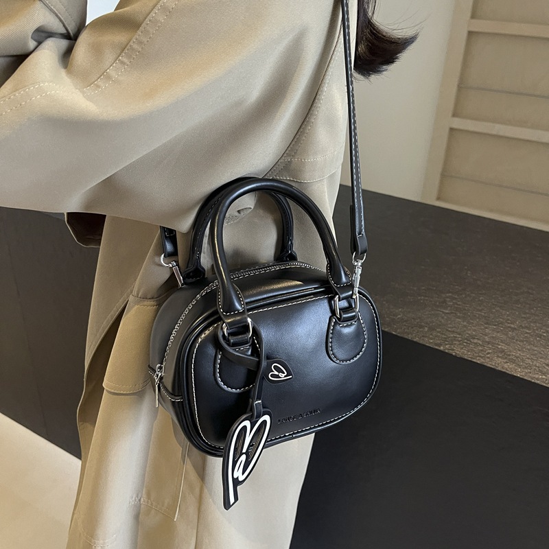 High-end retro small bag for women, 2024 new style, popular, casual and versatile crossbody bag, high appearance level, simple handbag Application Scenario
