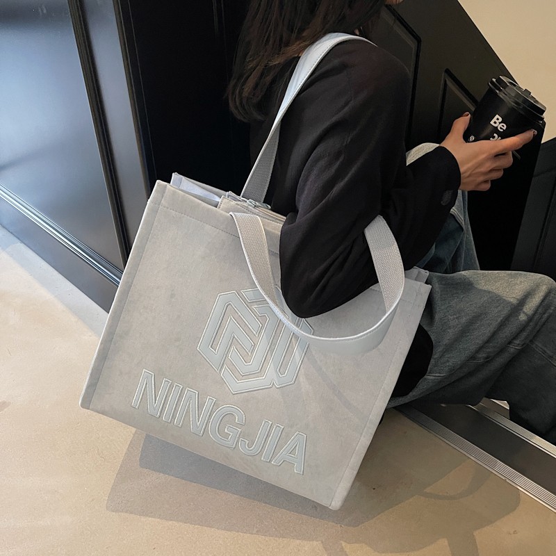 Large-capacity commuter tote bags for women, new fashionable and versatile single-shoulder bags for outdoor storage, hand-held mommy bags wholesale details Picture