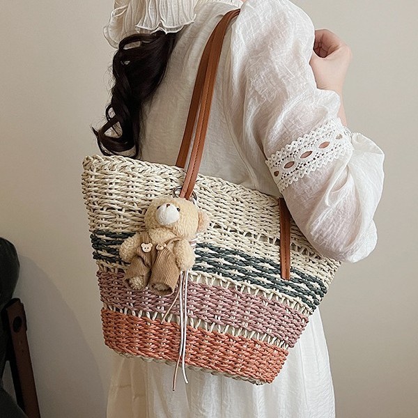 This is a trendy and high-quality single-shoulder bag for ladies in the spring of 2025. It features a large capacity, a small square bag and a slanted commuter bag full figure