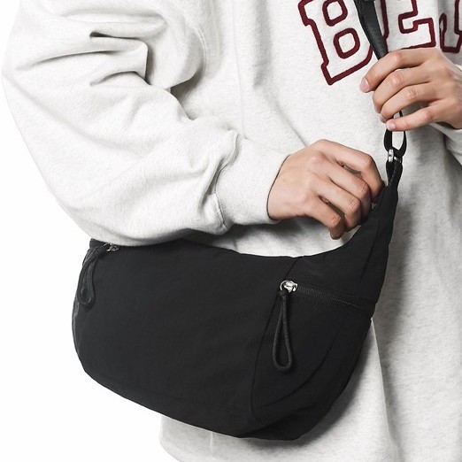 A new casual sports crossbody bag for cross-border fashion, a versatile yoga dumpling bag for commuting, and a multi-functional single-shoulder bag full figure