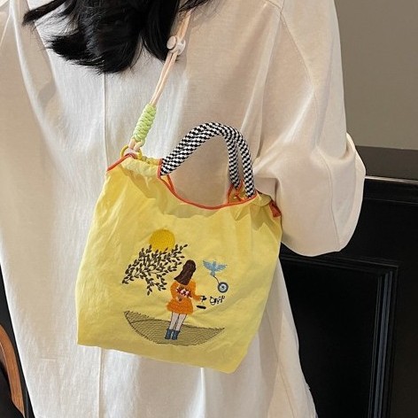 New cute cartoon-embroidered single-shoulder bag, fresh and light handbag, lightweight Japanese-style large-capacity school-style crossbody bag details Picture