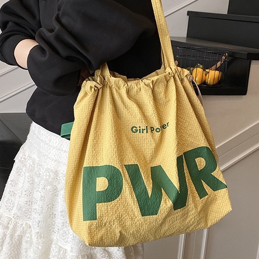 A fresh and elegant large-capacity handbag, a versatile spring color-blocking bag for girls, a light and casual tote bag that goes well with all kinds of outfits details Picture
