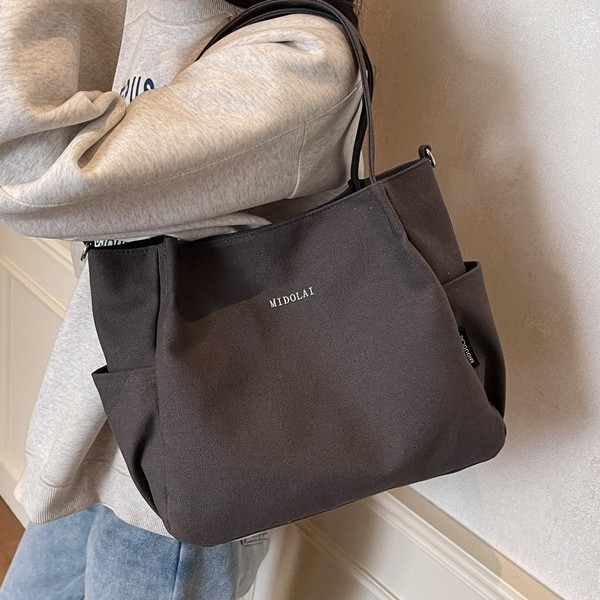 A versatile and large-capacity new single-shoulder bag for women, a fashionable spring and summer bag, a casual school and commuting bag for women, and a hand-held tote bag Application Scenario