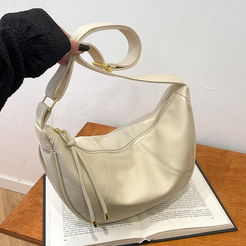 A niche design and fashionable dumpling bag for women, 2025 new Korean version hand-held shoulder bag, solid color, versatile and retro crossbody bag full figure
