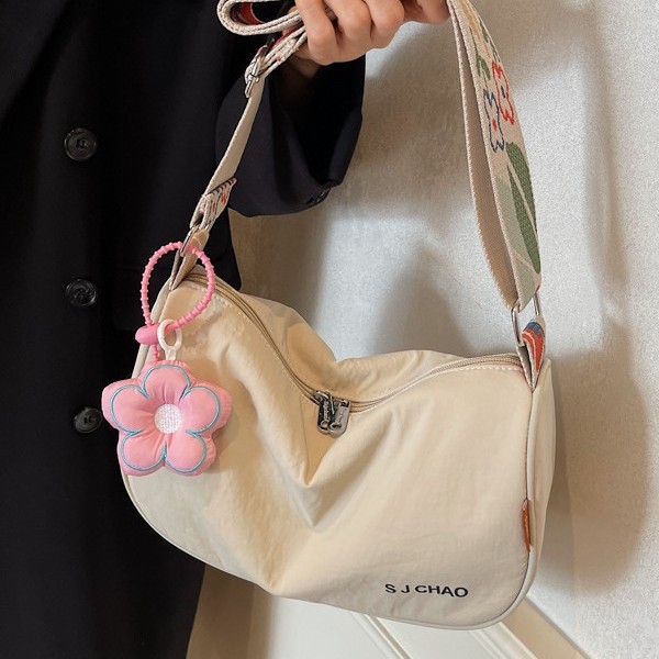 Casual crossbody large-capacity bag for women, 2024 new style shoulder strap fashionable underarm bag, trendy and versatile single-shoulder bag Application Scenario
