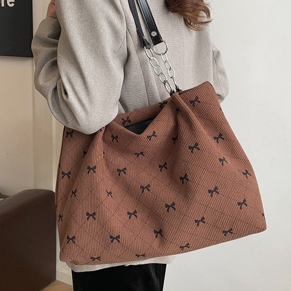 A new winter 2024 Korean-style simple and fashionable casual retro large-capacity single-shoulder tote bag for commuting full figure
