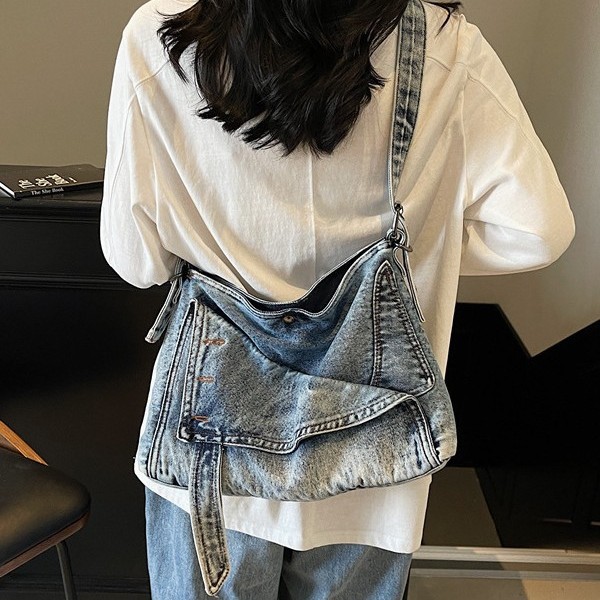The new French niche denim bag for women in the summer of 2025, the crescent-shaped bag, is stylish and stylish. The single-shoulder bag and crossbody bag are trendy details Picture