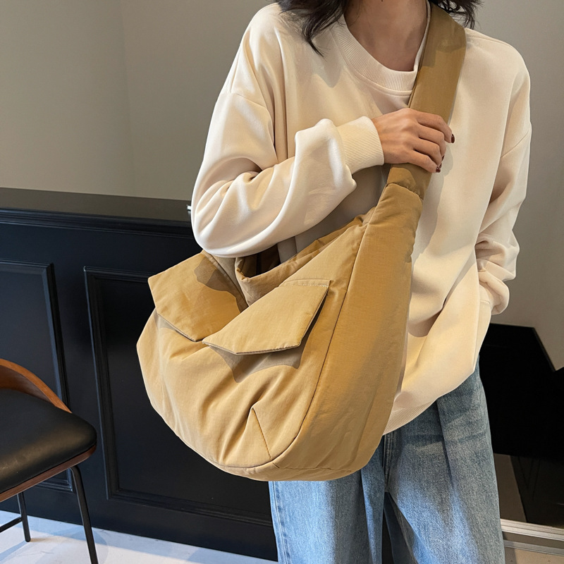New autumn and winter cute girlish style multi-pocket large-capacity crossbody bag, casual and versatile, laid-back style single-shoulder commuting bag Application Scenario