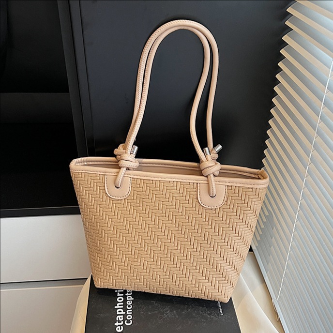 2025 New Korean-style simple handbag, fashionable and versatile bucket bag, stylish and stylish single-shoulder bag, trendy crossbody bag full figure