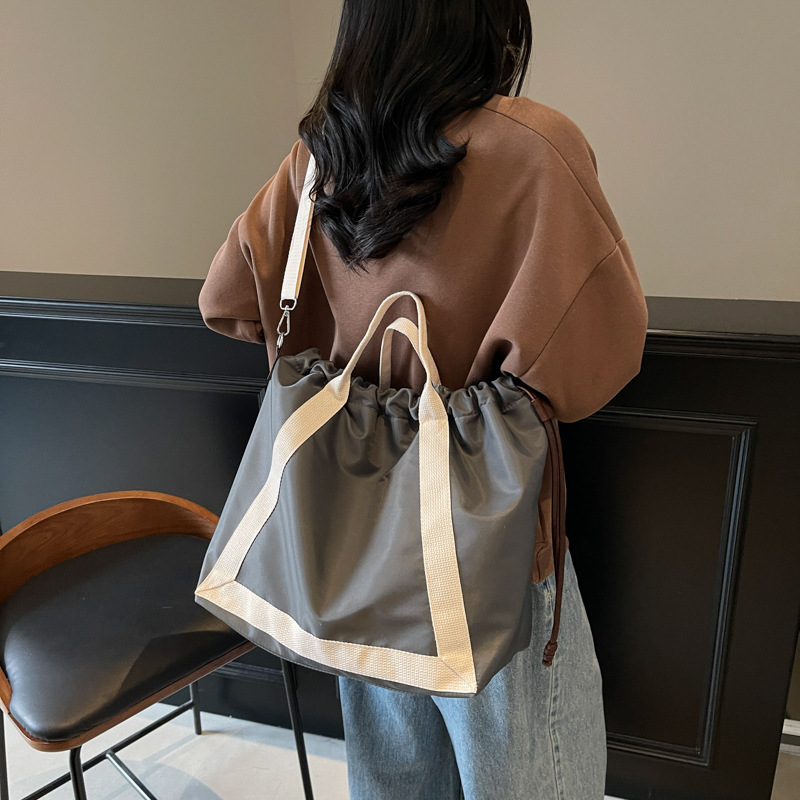 Cross-border 2025 New crossbody bag, large-capacity sports and commuting versatile single-shoulder bag, fashionable drawstring hand-held women's bag Application Scenario