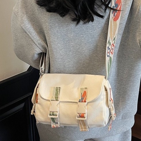 2025 New men's and women's single-shoulder bag, fashionable and casual bag, water-resistant Oxford fabric crossbody bag, trendy and simple small bag full figure