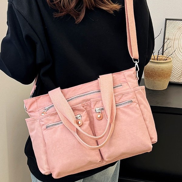 Large-capacity women's water-resistant nylon handbag, women's crossbody bag with multiple pockets, casual tutorial bag Application Scenario