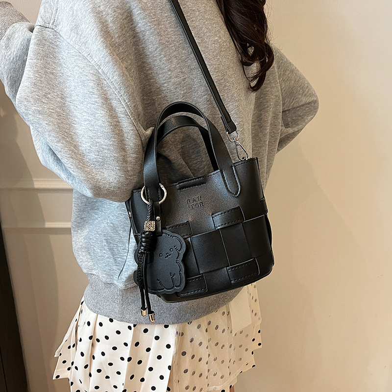 A high-end, light luxury, fashionable and versatile retro woven bucket bag for women, a new 2025 casual commuting single-shoulder crossbody bag Specification drawing
