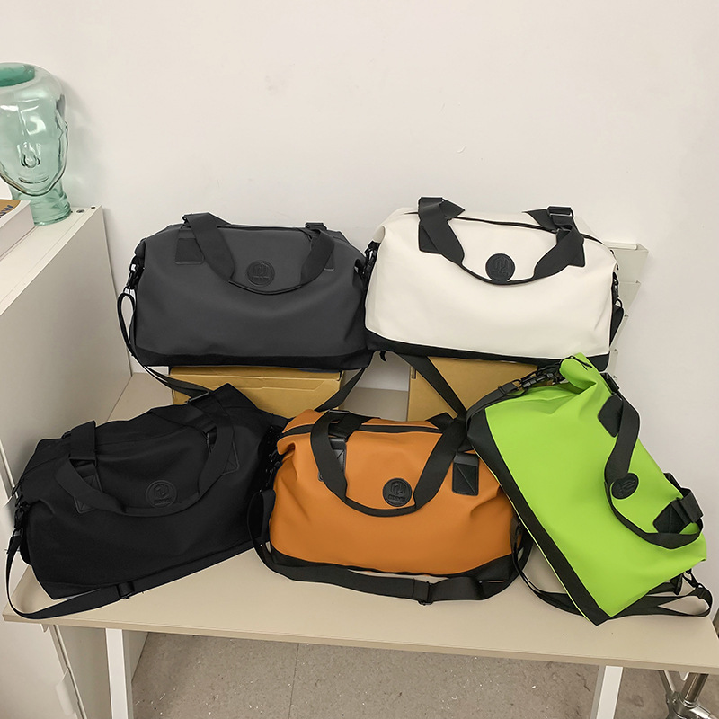 Outdoor sports crossbody storage bag, fashionable and lightweight hand-held travel bag for men and women, casual and simple large-capacity boarding bag Application Scenario