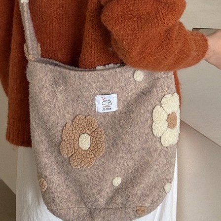 2024 Autumn/Winter new large-capacity plush bag, trendy women's casual and versatile crossbody bag, teenage flower single-shoulder bag details Picture