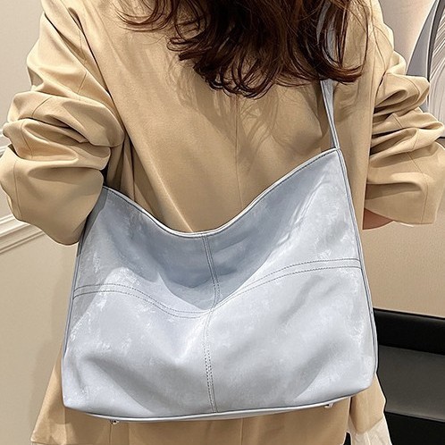 This high-end women's bag is a new 2024 trendy and fashionable crossbody bag with a large capacity and versatile quality. It is a casual single-shoulder bag full figure