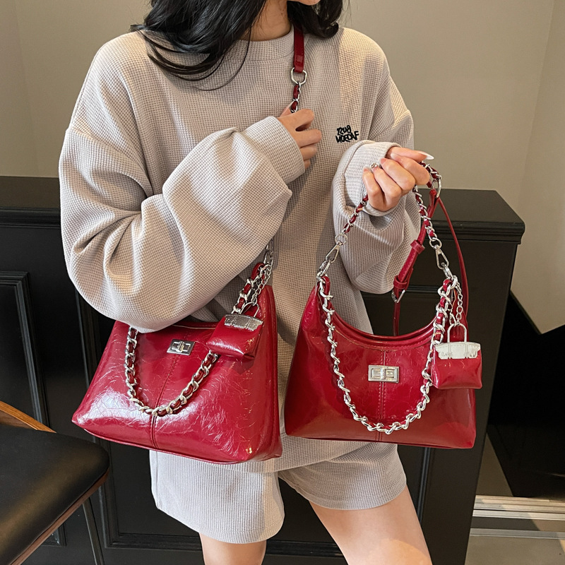 The diamond-patterned embroidered chain handbag is a new trendy crossbody bag for women in spring 2025. It is a versatile single-shoulder and underarm bag Specification drawing