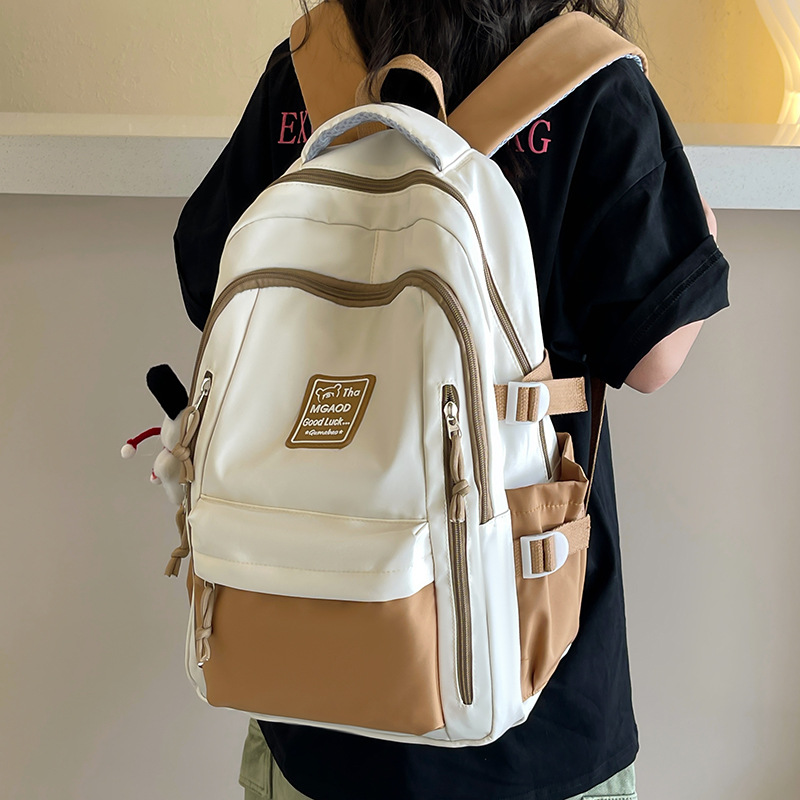 The new color-blocking multi-purpose and versatile backpack is a fashionable and casual one with a large capacity. It can be carried by junior high school, senior high school and college students on both shoulders full figure