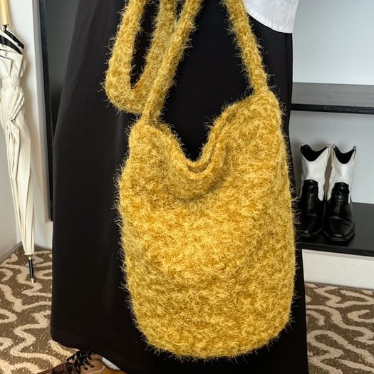 This autumn's new cute and retro plush large-capacity bucket bag is versatile. It's a niche casual crossbody bag for autumn and winter Application Scenario