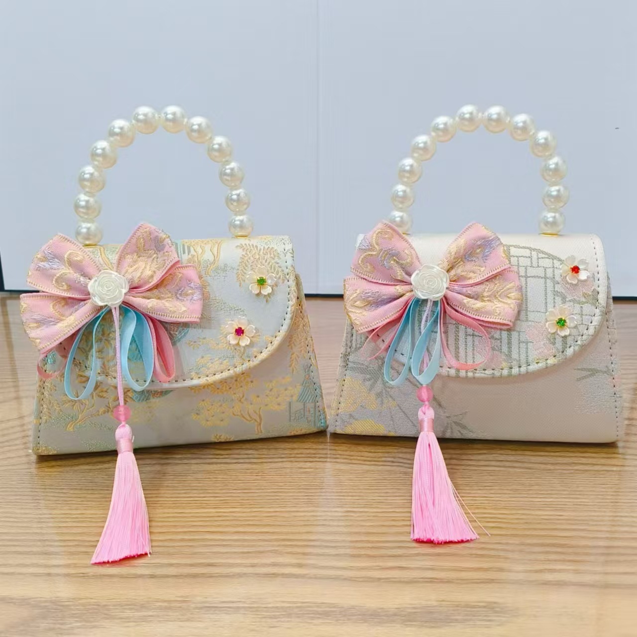 New ancient-style children's bags, cute crossbody bags for girls, Chinese-style single-shoulder bags for girls' outings, and handbags Application Scenario