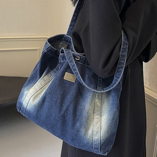 A new spring 2025 vintage, niche, casual tote bag and women's single-shoulder bag made of washed denim for export full figure