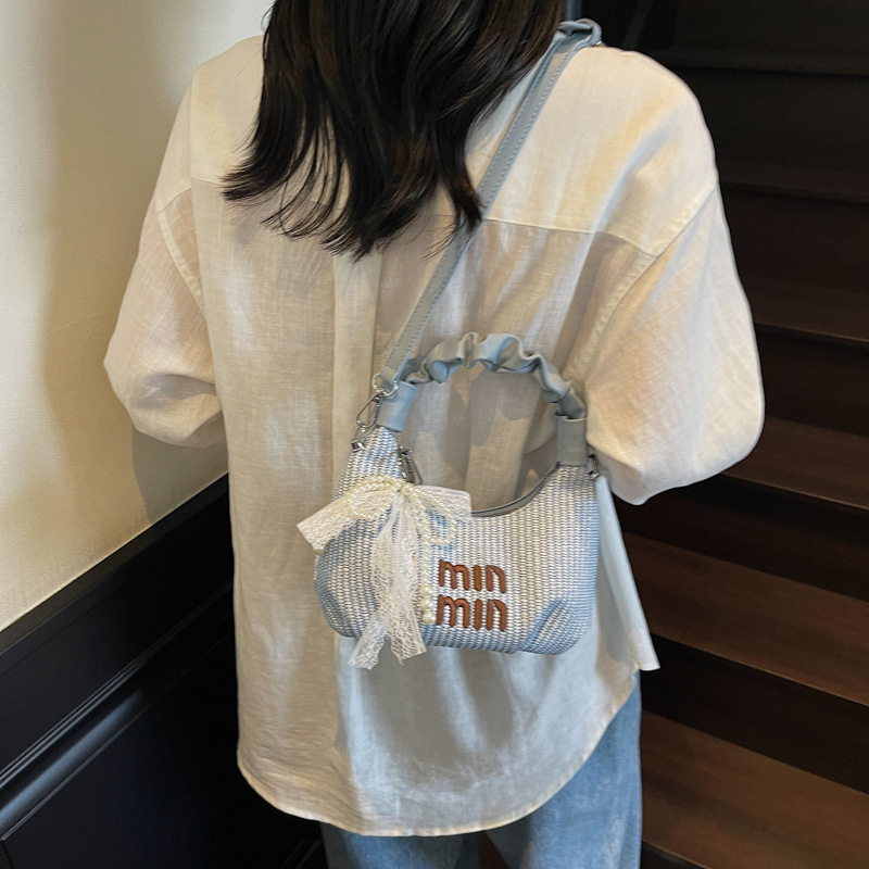 A niche design handbag, a fashionable and trendy small square bag, a new style of high-quality single-shoulder bag with pleated woven crossbody details Picture