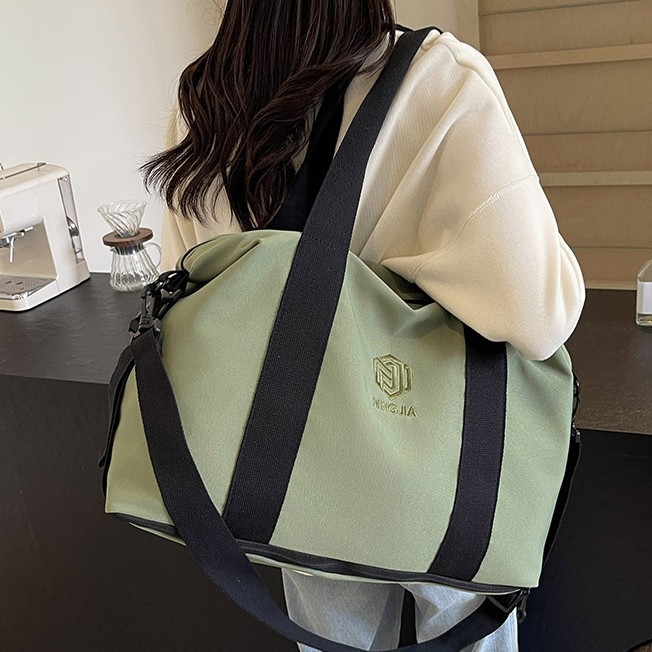 Wholesale of new hand-held travel bags, women's large-capacity lightweight short-distance luggage bags, men's swimming and fitness clothing storage bags Application Scenario