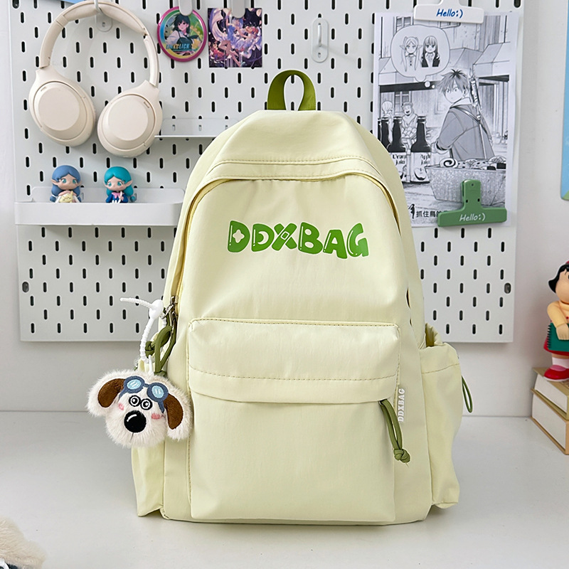 American-style retro schoolbags, large-capacity backpacks for junior high school girls, lightweight backpacks for high school and college students, and small-sized backpacks Application Scenario