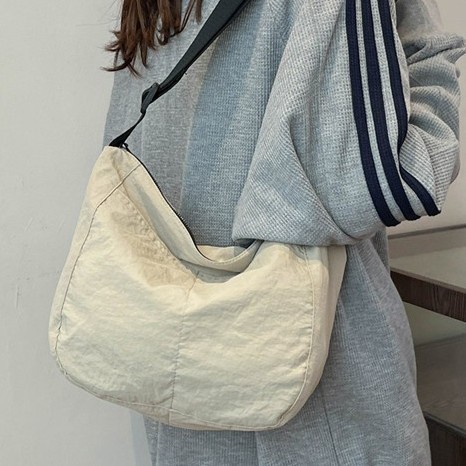 The 2024 new trendy and versatile crossbody bag for both men and women's commuting and casual use, a simple solid-color single-shoulder bag Application Scenario