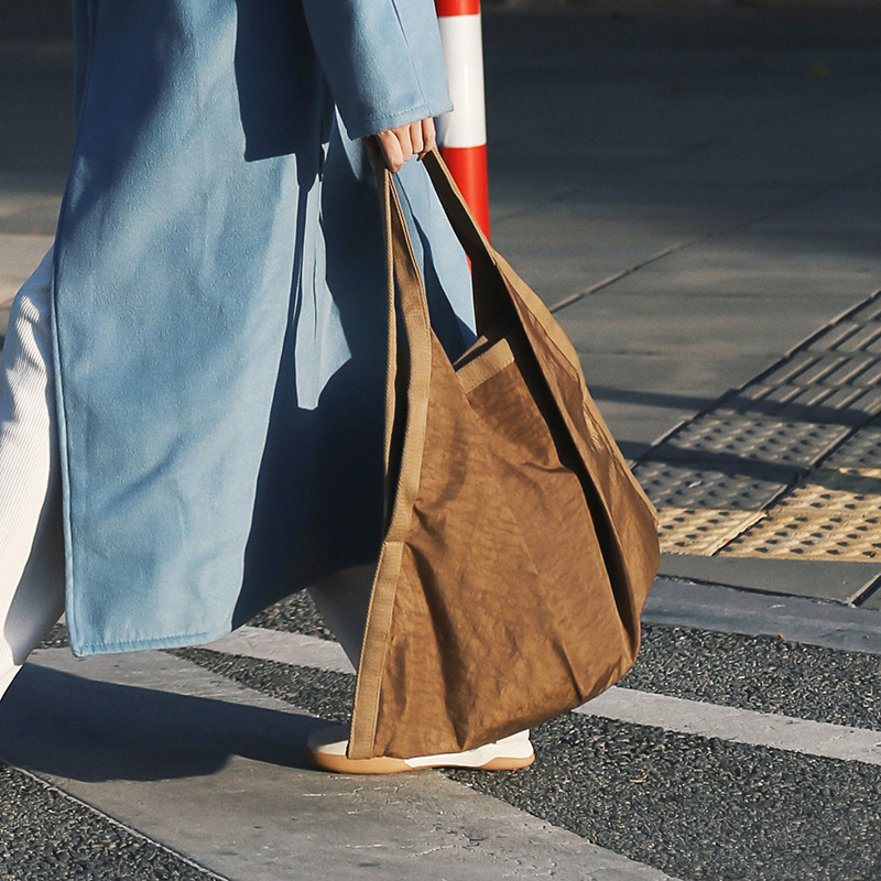 This is a niche design tote bag with a retro and artistic style for women. It has a large capacity for commuting to school at 8 a.m. and a casual and laid-back single-shoulder bag details Picture