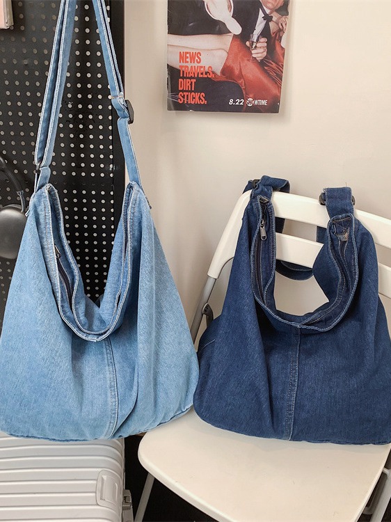 2024 New Japanese street fashion large-capacity crossbody bag for men and women, ins Harajuku retro denim single-shoulder bag Application Scenario
