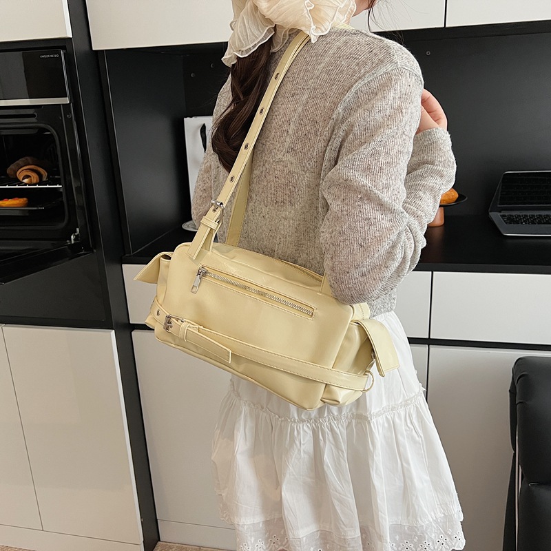 Cross-border Korean version versatile Tote bag 2025 New riveted motorcycle bag, trendy underarm bag, work commuting single-shoulder bag Application Scenario