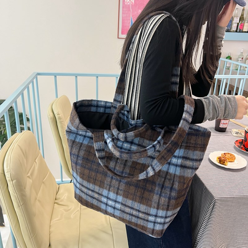 Korean-style woolen checkered single-shoulder and hand-carry dual-purpose bag, 2024 new commuter underarm bag, retro and versatile tote bag details Picture
