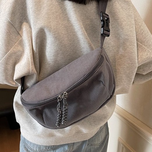 New corduroy versatile dumpling bag for autumn and winter, fashionable and casual underarm bag, practical small bag for going out, single-shoulder crossbody bag full figure