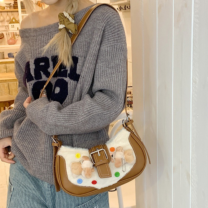 This is a new, stylish and versatile single-shoulder crossbody bag for women with a niche design in 2024. It exudes a sense of sophistication and is suitable for commuting full figure
