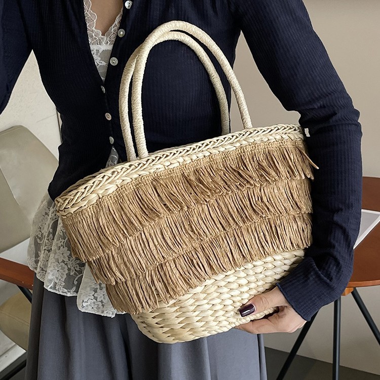 Summer seaside vacation, stylish Suzhou grass woven vegetable basket bag, trendy women's fringed casual forest-style fashionable handbag Application Scenario