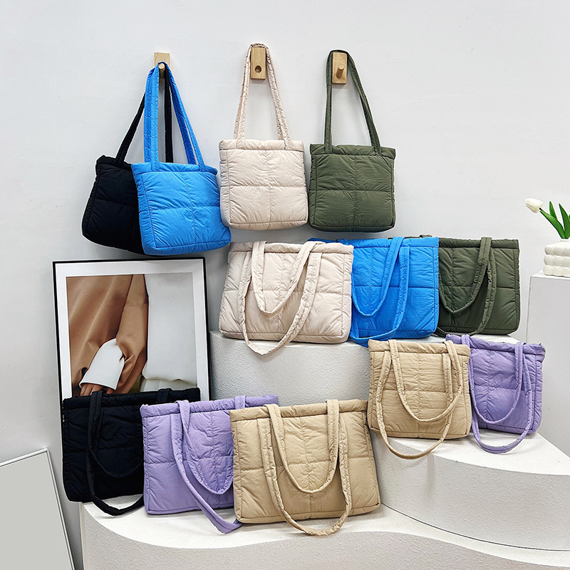 A niche design cotton-padded handbag for women, 2024 new Korean style square small bag, solid color simple underarm single-shoulder bag Application Scenario