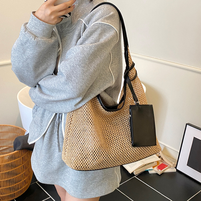 2025 New summer fashion women's hand-held woven bag, fashionable and stylish women's seaside and beach vacation straw woven single-shoulder bag Application Scenario