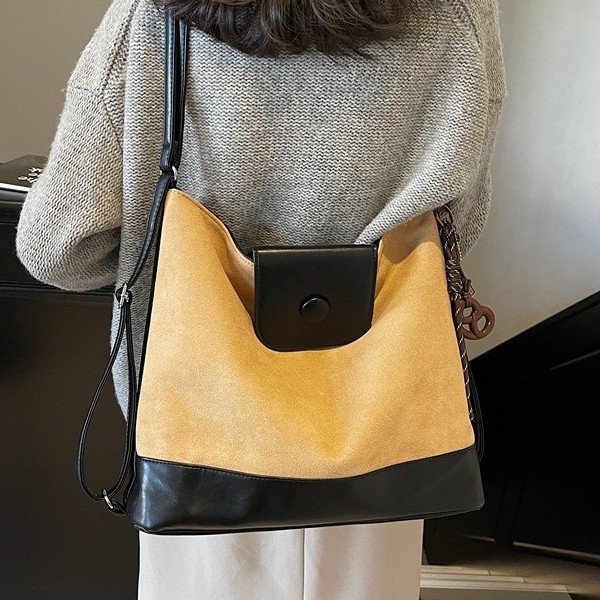 Fashionable, casual, versatile, niche and simple underarm single-shoulder bag, commuting color contrast, fashionable and trendy multi-functional backpack full figure